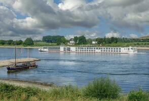 Anguilla pesca barca e fiume crociera nave su Reno fiume nel monheim am rhein, nord renano-vestfalia, germania foto