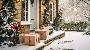 Natale i regali consegna, postale servizio e vacanza regali in linea acquisti, avvolto pacco scatole su un' nazione Casa gradino della porta nel un' nevicando inverno, generativo ai foto