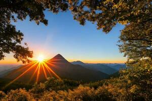 sole imposta al di sopra di montagna foto