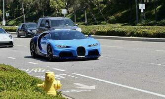 blu esotico hypercar nel movimento su il strada foto