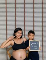 grande incinta donna con lettera tavola foto
