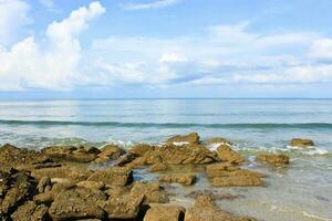 rocce sulla spiaggia. foto