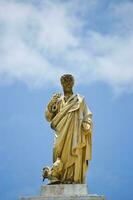d'oro statua di il santo cielo sfondo. foto