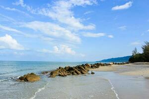 rocce sulla spiaggia. foto