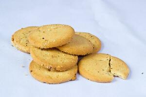 arachide biscotti su bianca stoffa foto