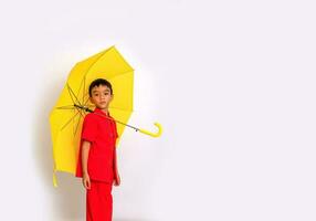 ragazzo moda un' stile cinese camicia Tenere un' giallo ombrello pose per un' foto sparare.