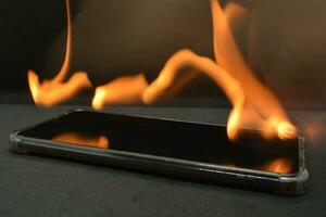 fuoco su mobile Telefono nero sfondo foto