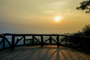 Visualizza punto a tramonto nel il montagne foto