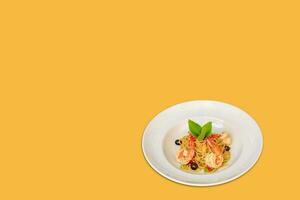 linguine gamberetto scampi con aglio e oliva olio foto