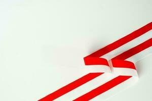 nastro, rosso e bianca bandiera di Indonesia indipendenza giorno agosto 17, io amore Indonesia, isolato su bianca sfondo foto