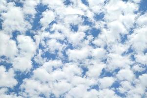 fondo astratto del cielo delle nuvole con la sfera illusoria foto