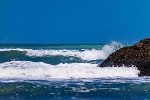 surf martellante che rotola nella spiaggia di Betel. Auckland, Nuova Zelanda