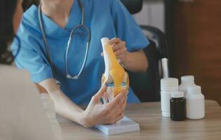 mentale Salute consulente. giovane donna durante terapia sessione parlando con un' psicologo nel il ufficio. foto