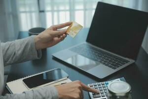 donne Tenere credito carta e utilizzando smartphone a casa.online acquisti, Internet bancario, memorizzare in linea, pagamento, la spesa i soldi, e-commerce pagamento a il negozio, credito carta, concetto foto