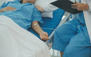 medico uso stetoscopio, controllo su cuore colpo, pranzo di auscultazione nel medico ufficio a Ospedale. paziente lavoratore ha per ottenere medico verifica ogni anno per sua Salute o medico verifica cardiologo foto