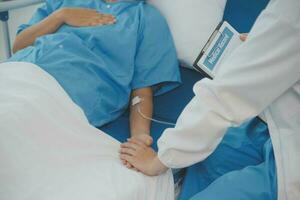 medico uso stetoscopio, controllo su cuore colpo, pranzo di auscultazione nel medico ufficio a Ospedale. paziente lavoratore ha per ottenere medico verifica ogni anno per sua Salute o medico verifica cardiologo foto