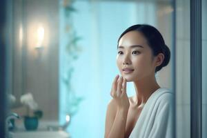 attraente freschezza asiatico donna pulito viso fresco acqua con cura Guarda per specchio nel bagno casa concetto di ai generato foto