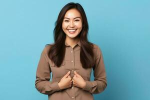 bellissimo asiatico donna nel casuale con Sorridi allegro. studio tiro asiatico donna in piedi mano gesto concetto di ai generato foto