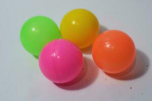 colorato plastica palle giocattoli isolato su bianca sfondo foto