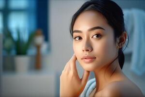 attraente freschezza asiatico donna pulito viso fresco acqua con cura Guarda per specchio nel bagno casa concetto di ai generato foto