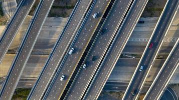 vista aerea dall'alto dell'autostrada, strada di svincolo della città di trasporto con auto sull'incrocio di intersezioni riprese da drone foto