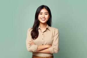 bellissimo asiatico donna nel casuale con Sorridi allegro. studio tiro asiatico donna in piedi mano gesto concetto di ai generato foto