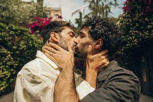 contento gay coppia baci nel il parco. lgbt gay coppia concetto. foto
