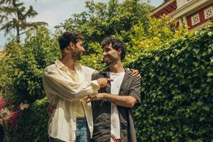 contento gay coppia baci nel il parco. lgbt gay coppia concetto. foto