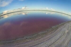 un' Visualizza di il cielo e acqua a partire dal un' pesce occhio lente foto