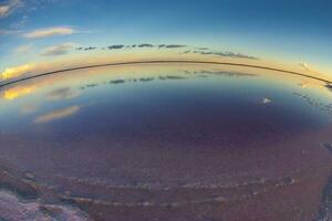 un' Visualizza di il cielo e acqua a partire dal un' pesce occhio lente foto