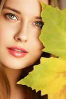 bellezza, autunno trucco e acconciatura, autunnale viso ritratto di bellissimo donna, naturale trucco e capelli messa in piega per cura della pelle cosmetici, capelli cura, fascino stile e moda Guarda foto