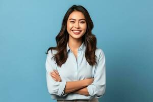 bellissimo asiatico donna nel casuale con Sorridi allegro. studio tiro asiatico donna in piedi mano gesto concetto di ai generato foto