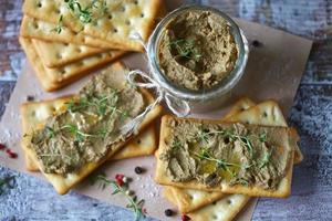 patè di fegato fatto in casa. delizioso patè fatto in casa con spezie ed erbe aromatiche foto