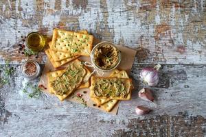 patè di fegato fatto in casa. delizioso patè fatto in casa con spezie ed erbe aromatiche foto