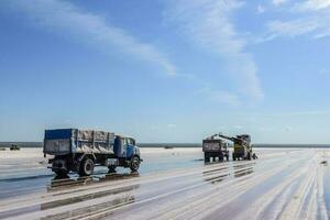 un' camion è guida su un' sale piatto foto