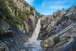 l'acqua cade sotto un cielo blu foto