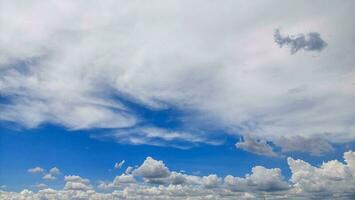 blu cielo e bianca nuvole nel nakhon ratchasima Provincia, Tailandia foto