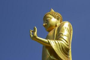 Budda su blu cielo sfondo foto