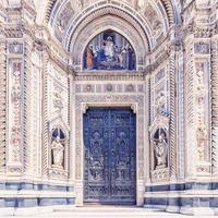 facciata della basilica di santa maria del fiore a firenze, italy foto