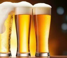 bicchieri di freddo birra con schiuma, pinta di originale premio birra bere, alcool gusto e vacanza celebrazione foto