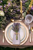 nozze tavolozza, elegante formale cena tavolo ambientazione, tavolo fuga con lavanda decorazione per vacanza festa evento celebrazione, generativo ai foto