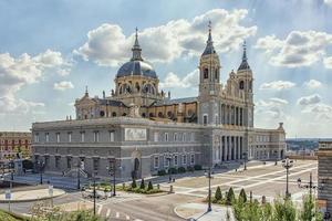 cattedrale dell'almudena a madrid, spagna foto
