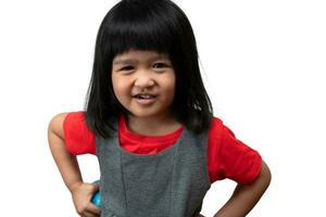 Ritratto di ragazza asiatica felice e divertente su sfondo bianco, un bambino che guarda il gesto della mano della fotocamera. il bambino in età prescolare che sogna si riempie di energia sentendosi sano e buon concetto foto