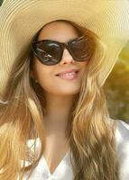 bellezza, estate vacanza e moda, viso ritratto di contento donna indossare cappello e occhiali da sole, per cura della pelle cosmetici, protezione solare spf stile di vita Guarda foto