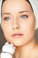 anti età cosmetologia e bellezza trattamento Prodotto, donna utilizzando viso contorno massaggio rullo dispositivo come lifting procedura e cura della pelle routine foto