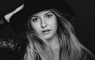 bellissimo bionda donna indossare un' cappello, artistico film ritratto nel nero e bianca per moda campagna e bellezza marca foto