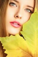 bellezza, autunno trucco e acconciatura, autunnale viso ritratto di bellissimo donna, naturale trucco e capelli messa in piega per cura della pelle cosmetici, capelli cura, fascino stile e moda Guarda foto