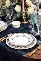 formale vacanza tablescape con blu arredamento, cena tavolo ambientazione, tavolo fuga con elegante vasellame e stoviglie per nozze festa e evento, generativo ai foto