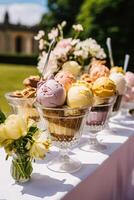 ghiaccio crema dolci buffet tavolo, evento cibo ristorazione per nozze, festa e vacanza celebrazione, ghiaccio creme e fiori arredamento nel un' floreale campagna giardino, generativo ai foto