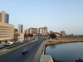 jeddah, Arabia arabia, giugno 2023 - un' bellissimo sera Visualizza di il principale strada e commerciale edifici di baldo nel jeddah, Arabia arabia. foto